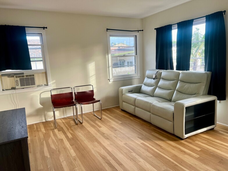 Building Photo - 525 W Plymouth St