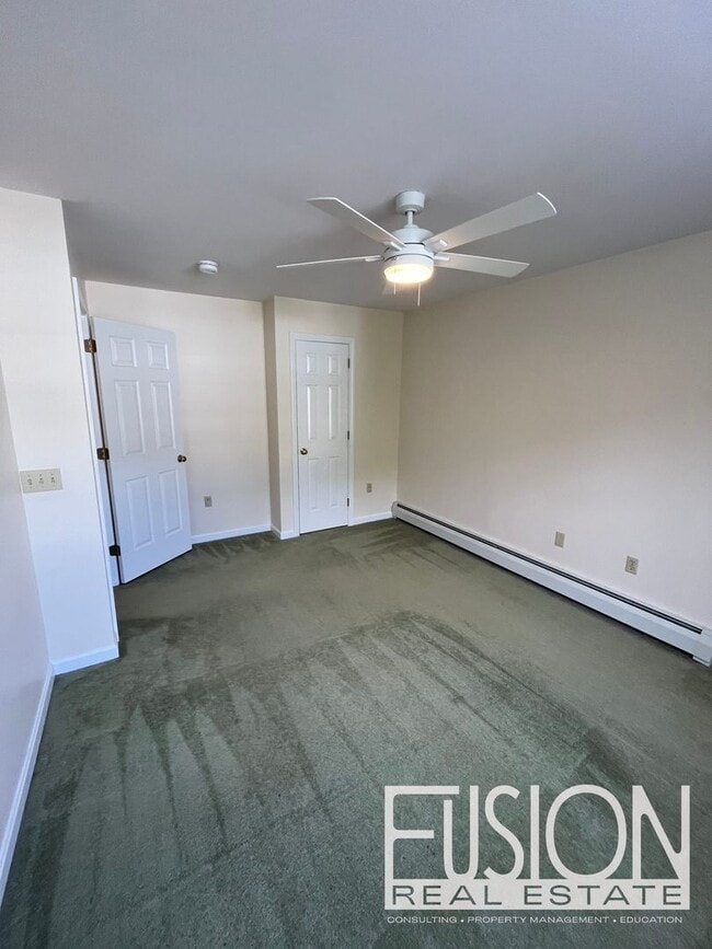 Building Photo - Impeccably Maintained 3bd, 2 bth Stonington Circle Condo!