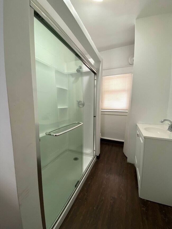 Building Photo - Two Bed, One Bath Apartment Located Downtown