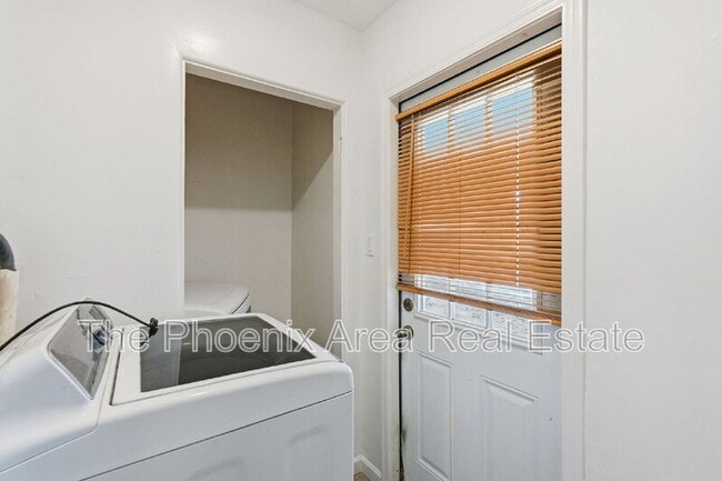 Building Photo - 2245 E Flower St