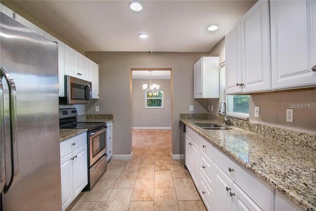 Building Photo - 2074 Greenbriar Blvd
