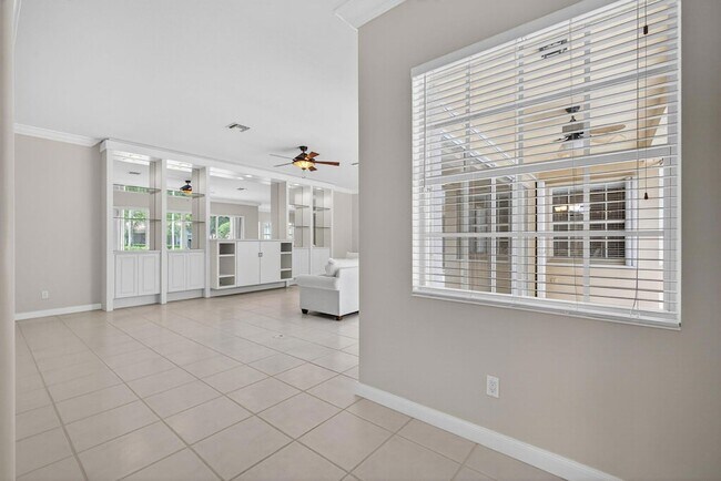 Building Photo - 121 Savona Dr