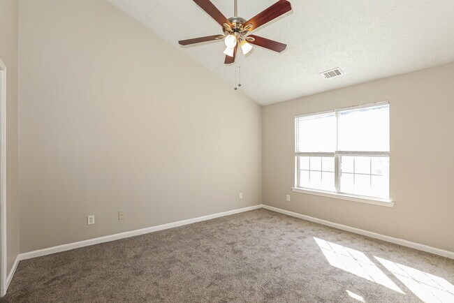 Building Photo - 587 Rosewood Cir