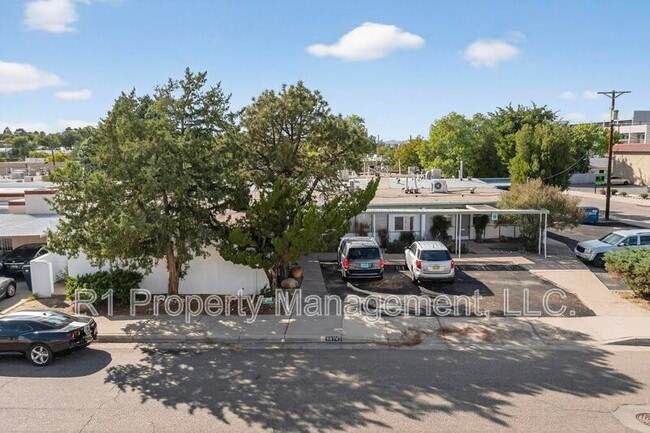 Building Photo - 301 Graceland Dr SE