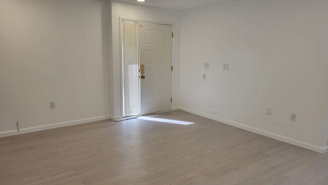 Building Photo - Annual unfurnished nicely renovated 2/2 villa near the Ringling Museum