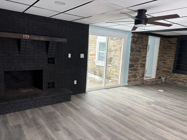 Building Photo - 1 Floor Living on 1/2 Acre, 4 Bedrooms/1 Bath, Garage-Dallastown SD