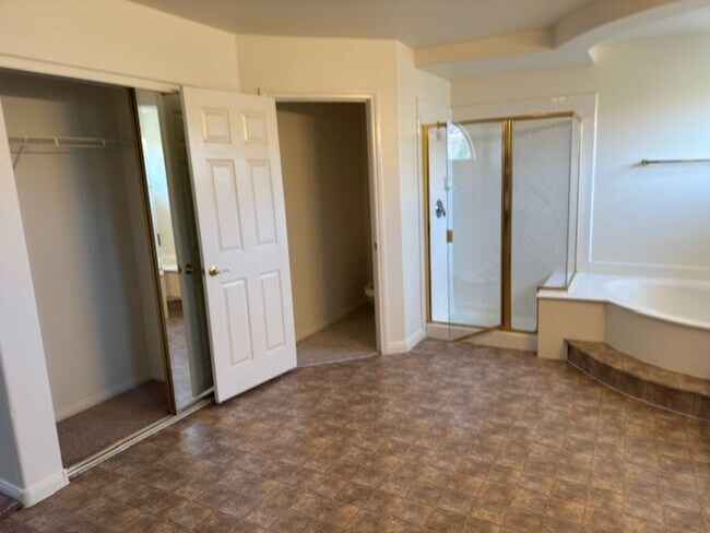 Building Photo - LARGE Spacious 5 Bedroom Single Family Home!!
