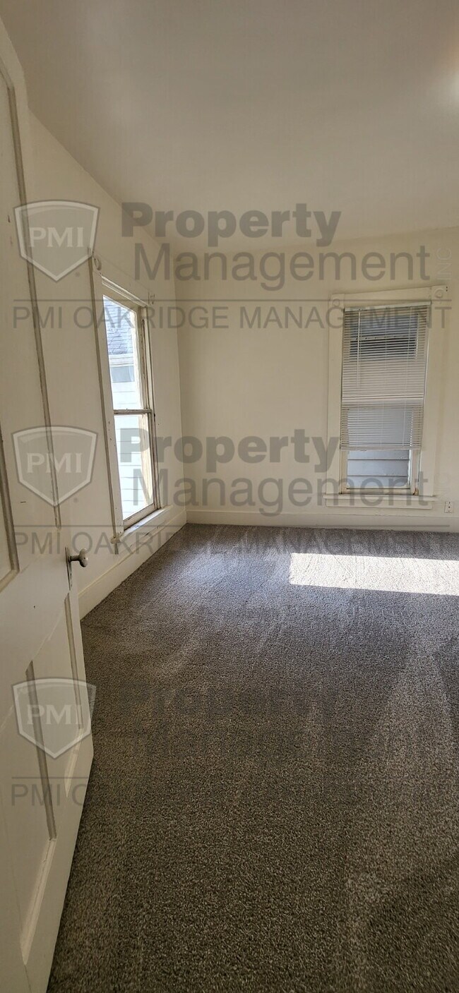 Building Photo - Upper 1 Bed 1 Bath Apartment