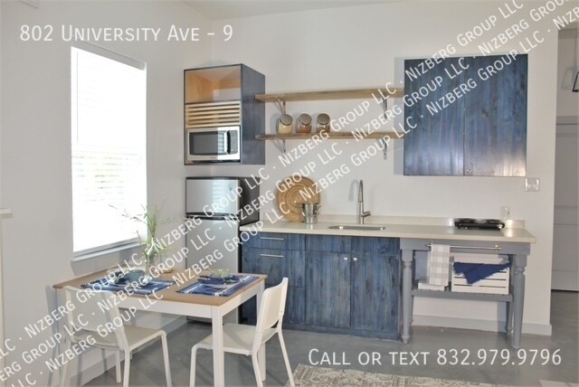 Building Photo - 802 University Ave