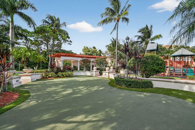 Building Photo - 3202 Myrtlewood Cir E