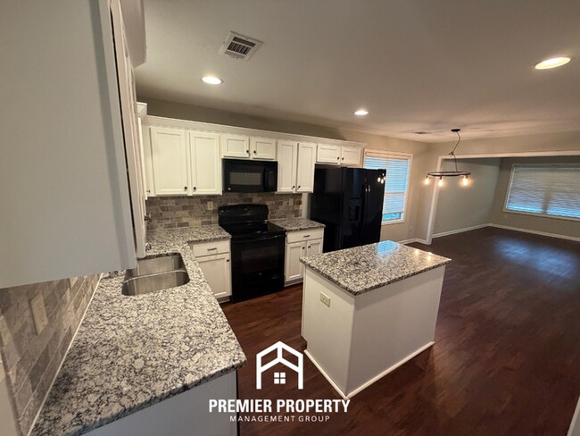 Building Photo - Move-In Ready 3BR Home in Tuscaloosa - Granite Counters & Enclosed Backyard
