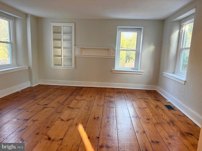 Building Photo - 631 Penns Park Rd