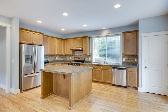Building Photo - 4 Bedroom PLUS Bonus Room at Carriage Park...