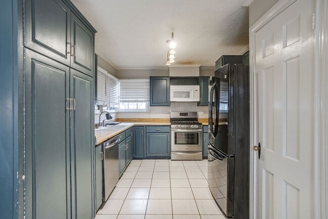 Building Photo - Amazing Historic 1940's Home in Original Cleburne- 4 Bed- 3 Bath w/ Multiple Living Areas- 76033