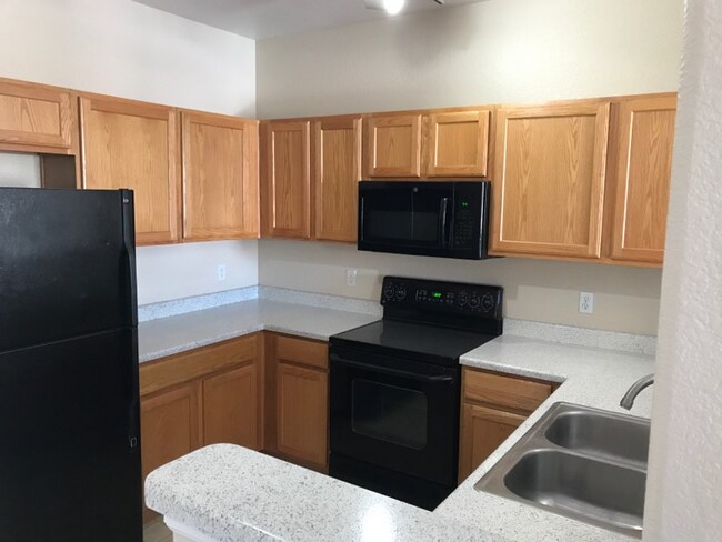 Building Photo - Beautiful 2BD/2BA Luxury Town Home! AVAIL 8/14