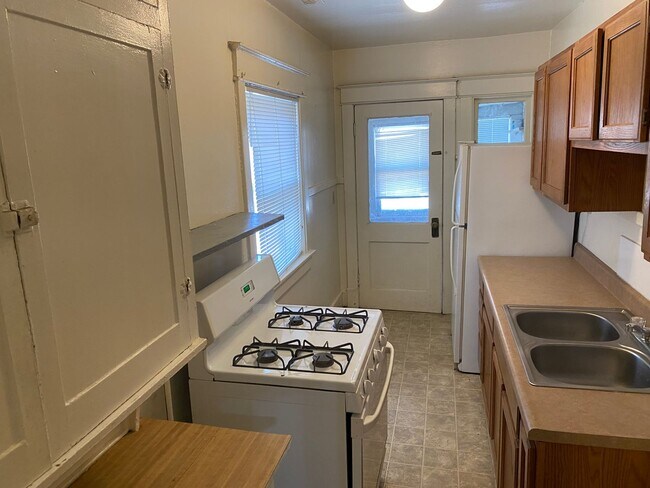 Building Photo - 827-833 Goodhue