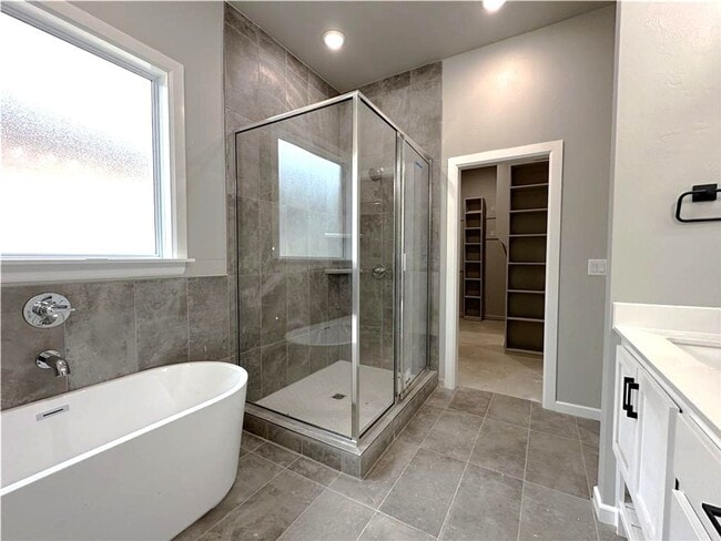 Building Photo - 3 Bed 2 Bath 2 Car in Twin Silos Addition Edmond, OK