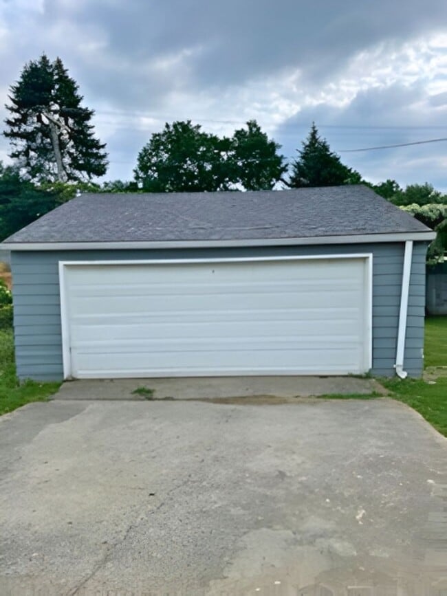 Building Photo - Fully Renovated 3-Bed Home w/ Designer Kitchen & Garage