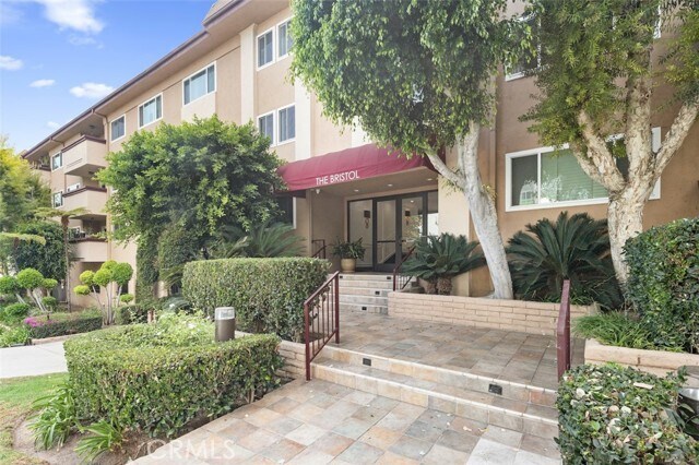 Building Photo - 1121 N Olive Dr