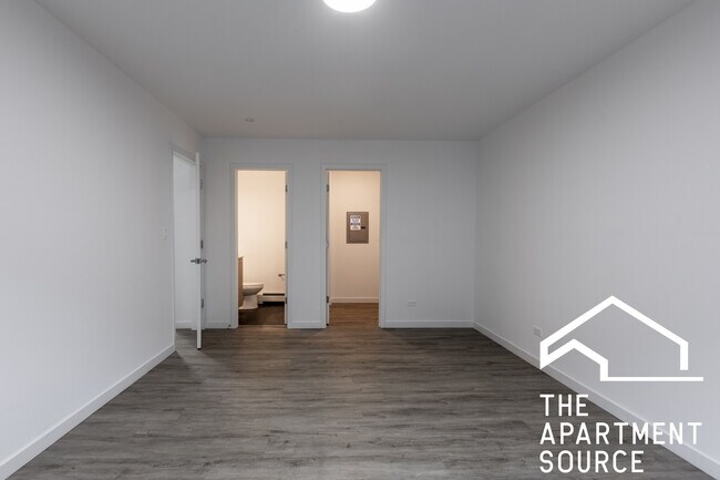 Building Photo - 7621 N Sheridan Rd