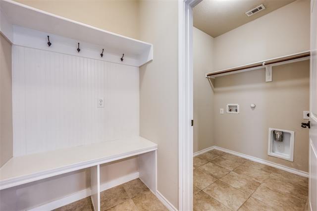 Building Photo - 5901 Longmont Dr