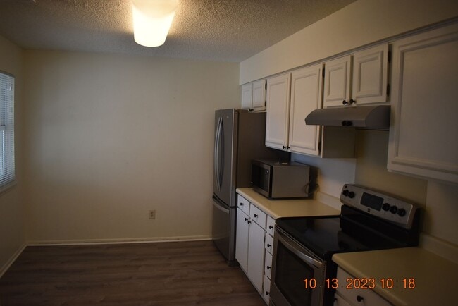 Building Photo - **MOVE IN INCENTIVE** Spacious 3 bedroom Condo - Half of February Rent FREE If Lease Signed By En...