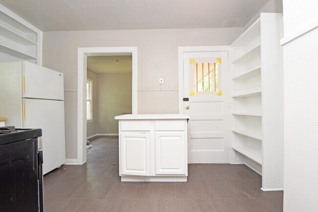 Building Photo - Cherrywood Charmer! 2/1 Avail for August!