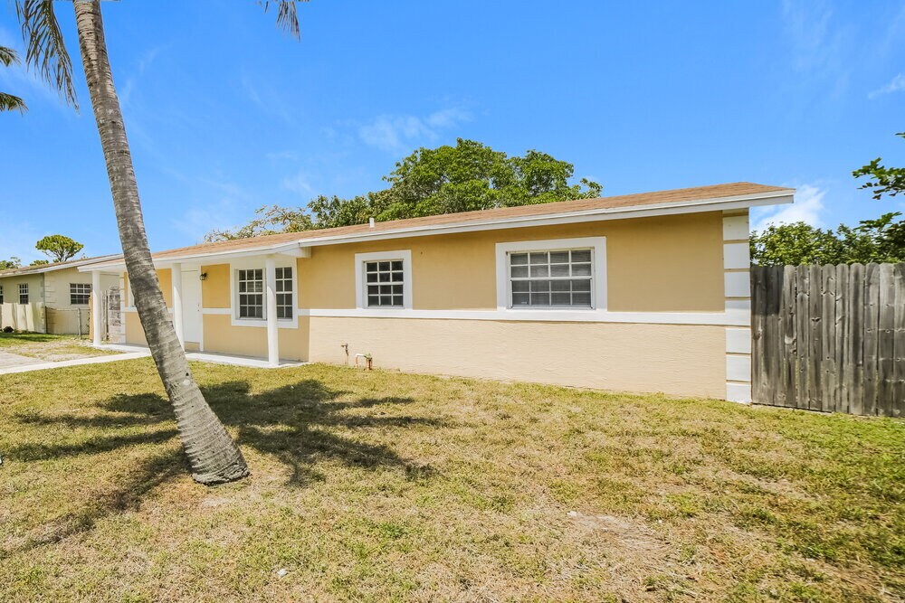 Building Photo - 521 SW 11th Dr