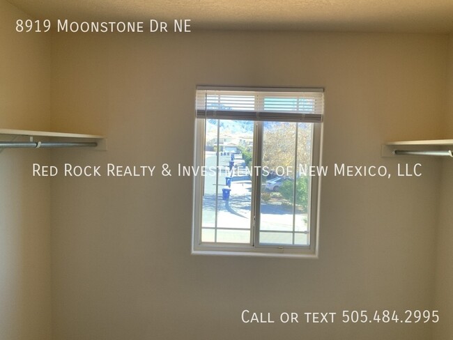 Building Photo - 3 Bedroom in La Cueva with EV Charger!!