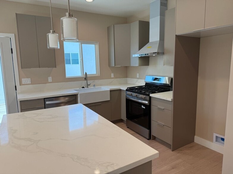 Building Photo - 1072 N Vinedo Ave