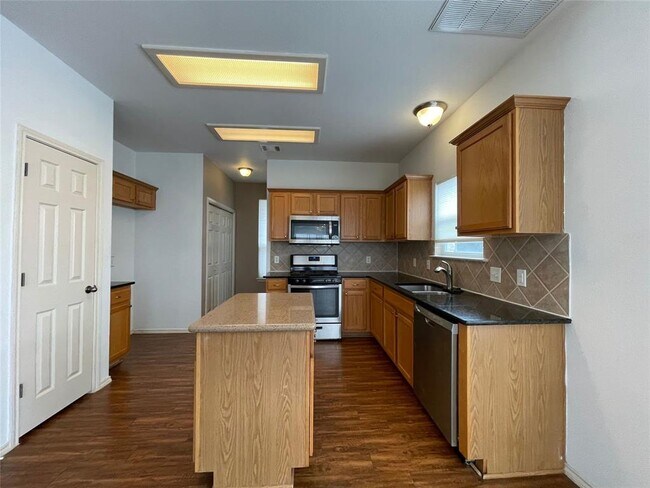 Building Photo - 10520 Dunham Forest Rd