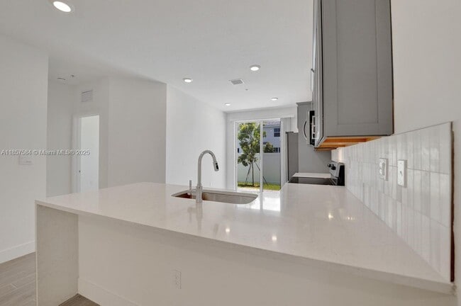 Building Photo - 133 SW 171st Ave