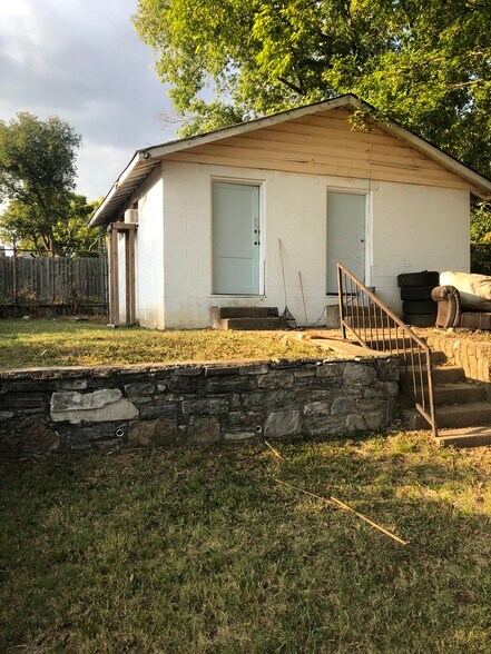 Private backyard / garage - 1010 Cass St