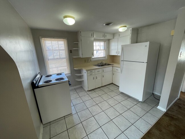 Building Photo - 2 bedroom Home Near Campus! Preleasing for 26/27 School Year!