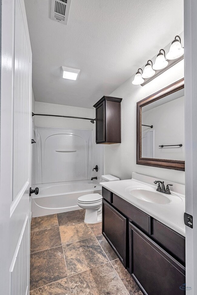 Building Photo - 410 E 97th St