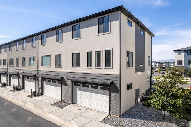 Building Photo - 407 Meadow Garden Rd