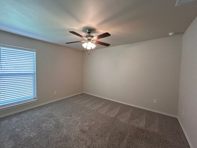 Building Photo - 4 bedroom 3 bathroom