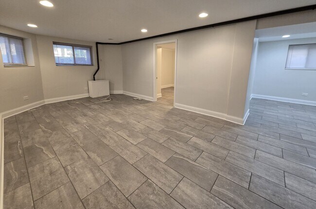 Building Photo - 4341 N Francisco Ave