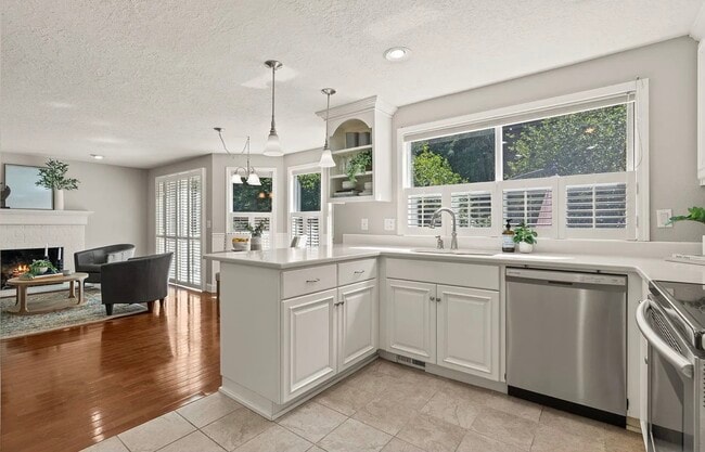 Building Photo - 1406 SE Condor Pl