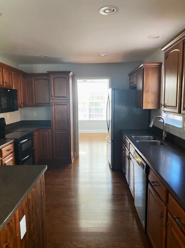 Building Photo - 4 Bedroom! Private Pool!