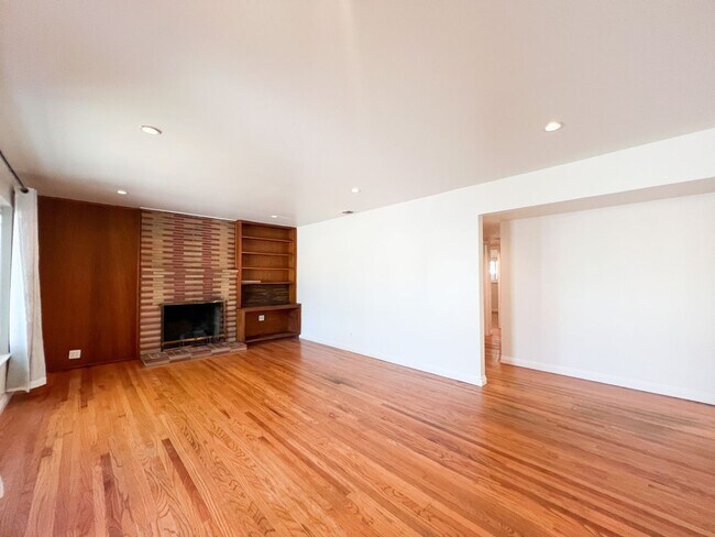 Building Photo - Tahoe Park Gem in Great Location!