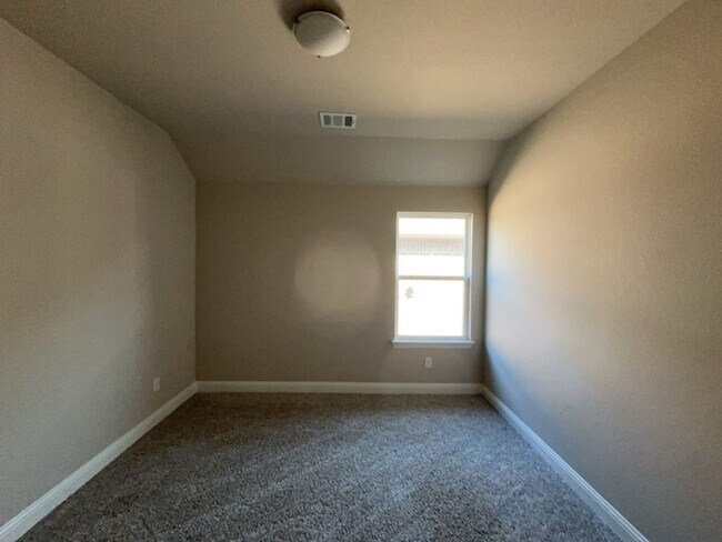 Building Photo - 612 Amenduni Ln