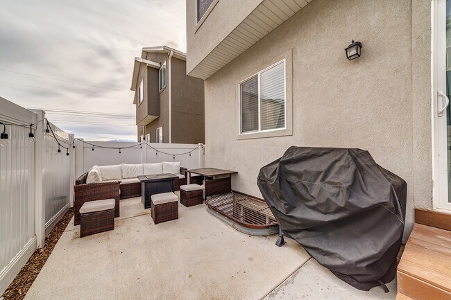 Building Photo - 7182 N Brook Rdg