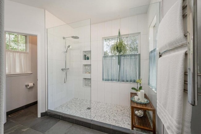 Building Photo - 4220 Ravenna Pl