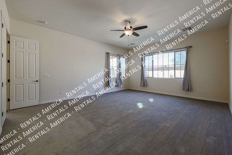 Building Photo - 2322 W Sierra Vista Dr