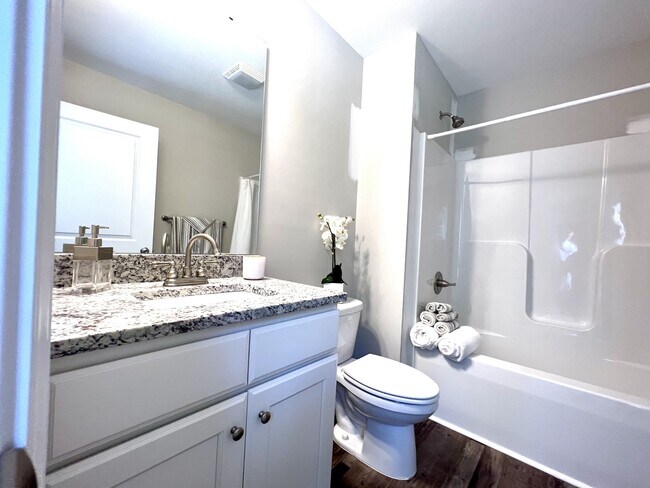 Building Photo - 634 Laundry St