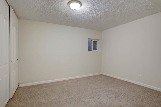 Building Photo - 2+ bedrooms 2.5 bathrooms