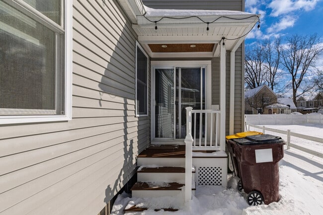 Building Photo - 99 W Circular St