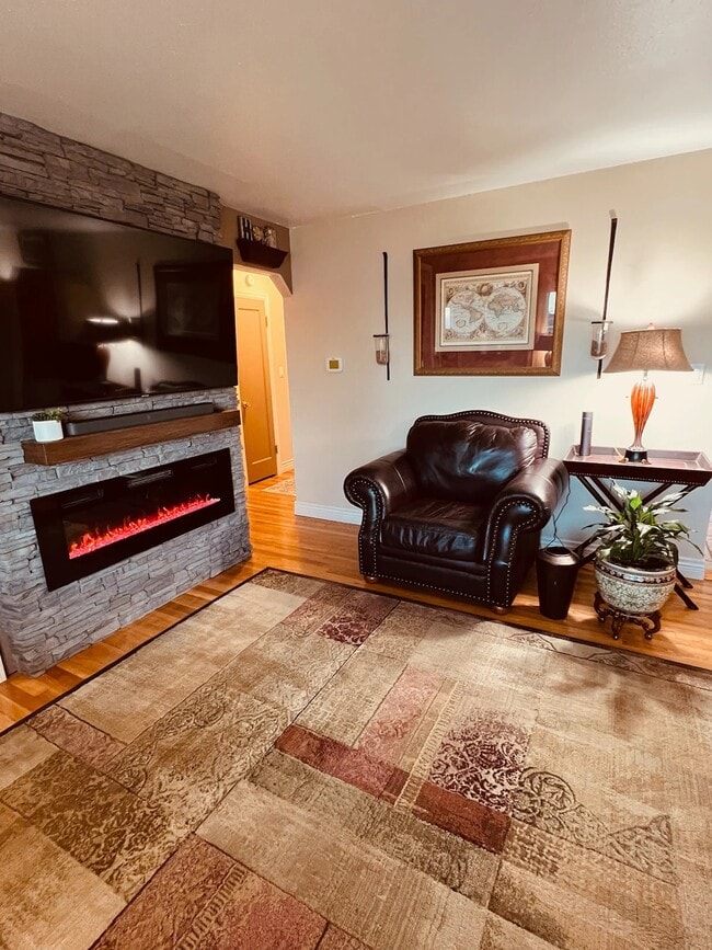 Building Photo - 2 Bed, 1 Bath Newly Renovated Rental