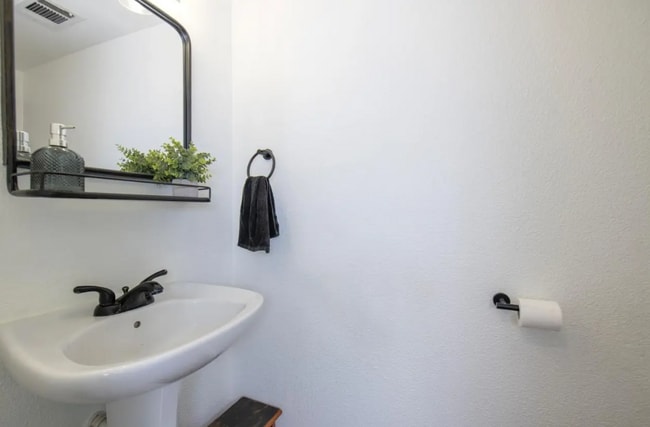 Building Photo - 1228 E Waterview St